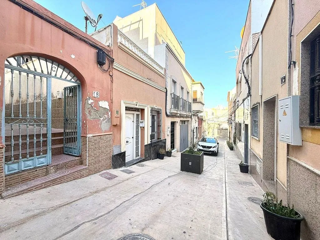 Extérieur - 2-Bedroom Apartment with Potential in Luchana