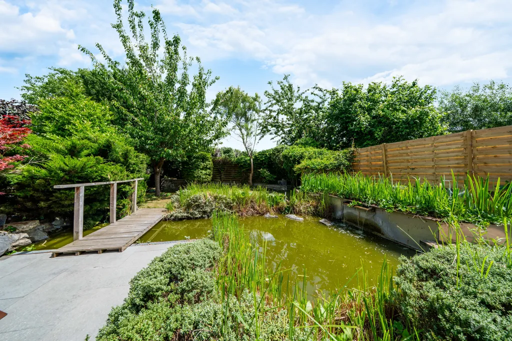 Aed - Three-Storey House with Terrace in Bray
