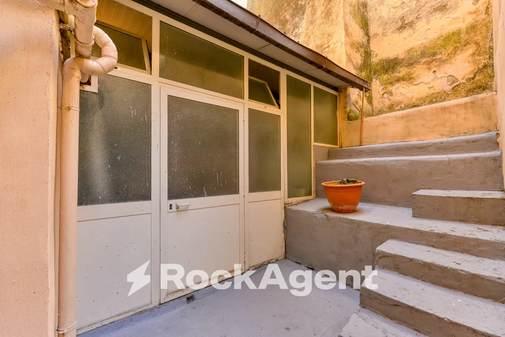 Aed - Apartment with Terrace in Central Chiaia