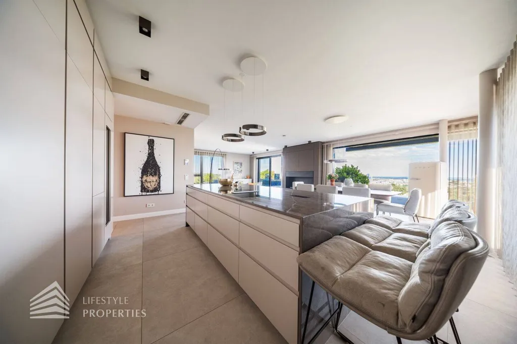 Cuisine - 4-Bedroom Apartment with Panoramic Balcony in Vienna