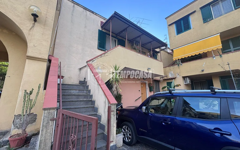 Esterno - Quadrilocale with Private Courtyard in Naples