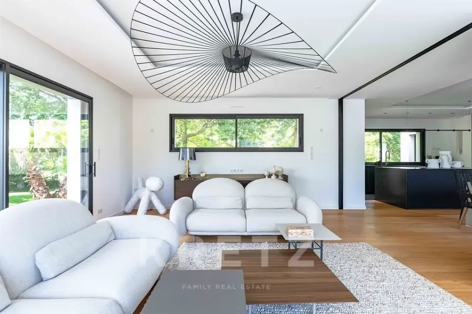 Elutuba - Contemporary House with Pool near Golf Course