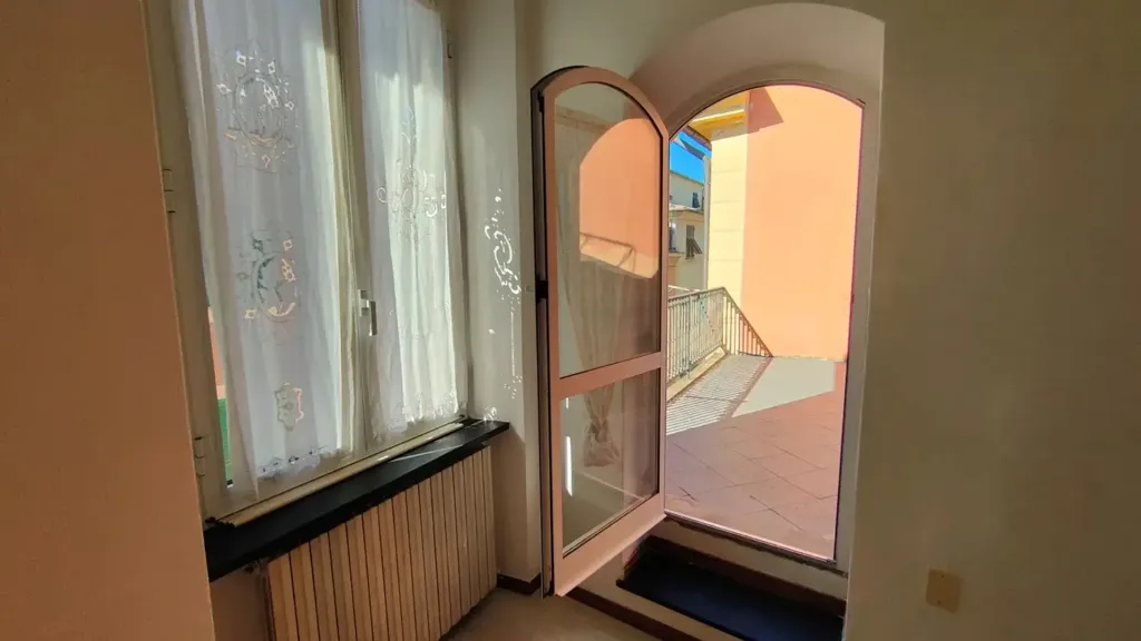 Esik - Apartment with Terraced View in Chiavari
