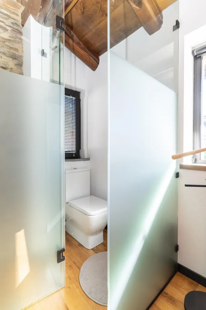 Salles de bain - Restored Chalet with River Walk Access in Lugo