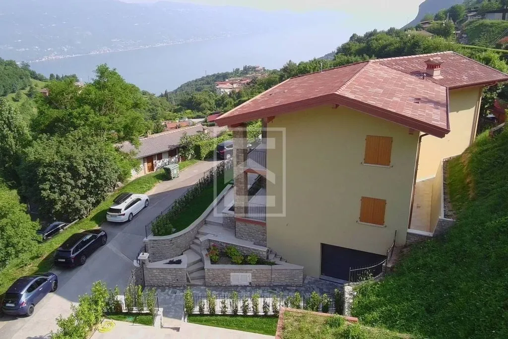 Õhuvaade - Villa with Pool Under Construction in Tignale