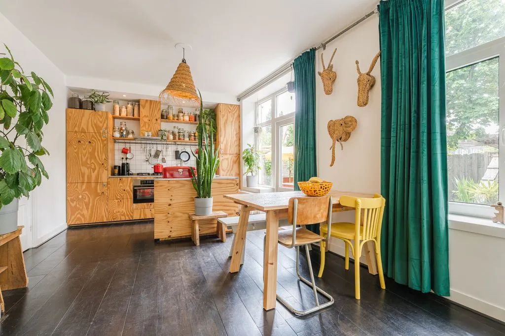 Söögituba - Charming Ground Floor Apartment with Garden in Carnisse