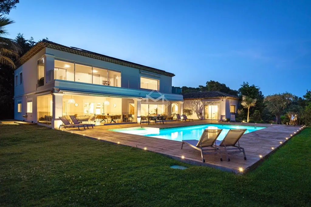Piscina - Renovated Villa with Pool in Valbonne