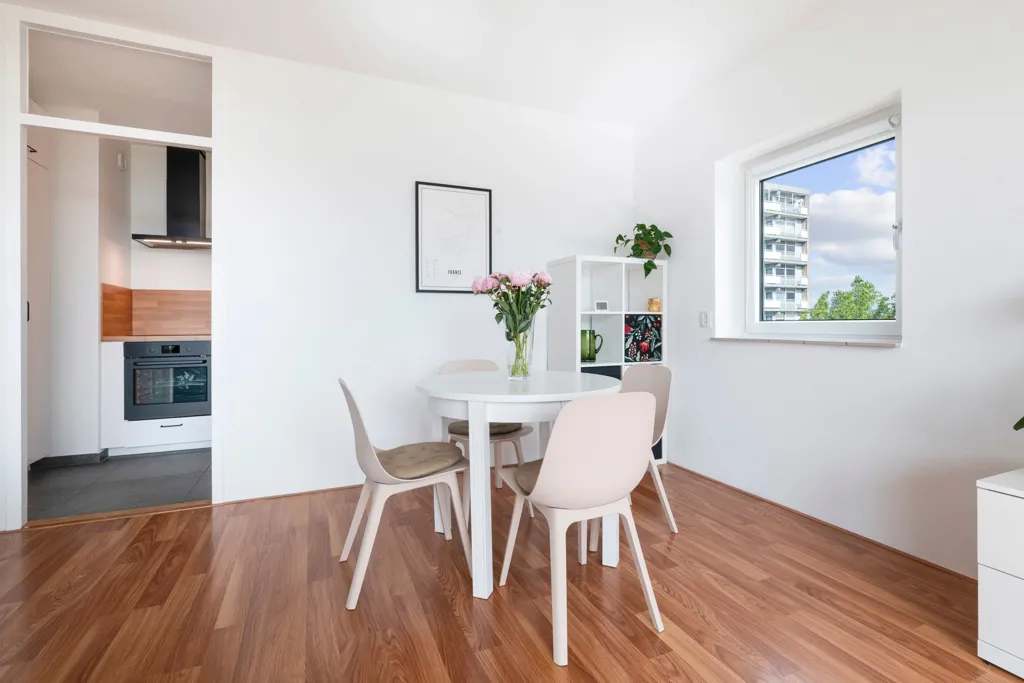 Salle à manger - Modern Corner Flat with Panoramic View in Haarlem