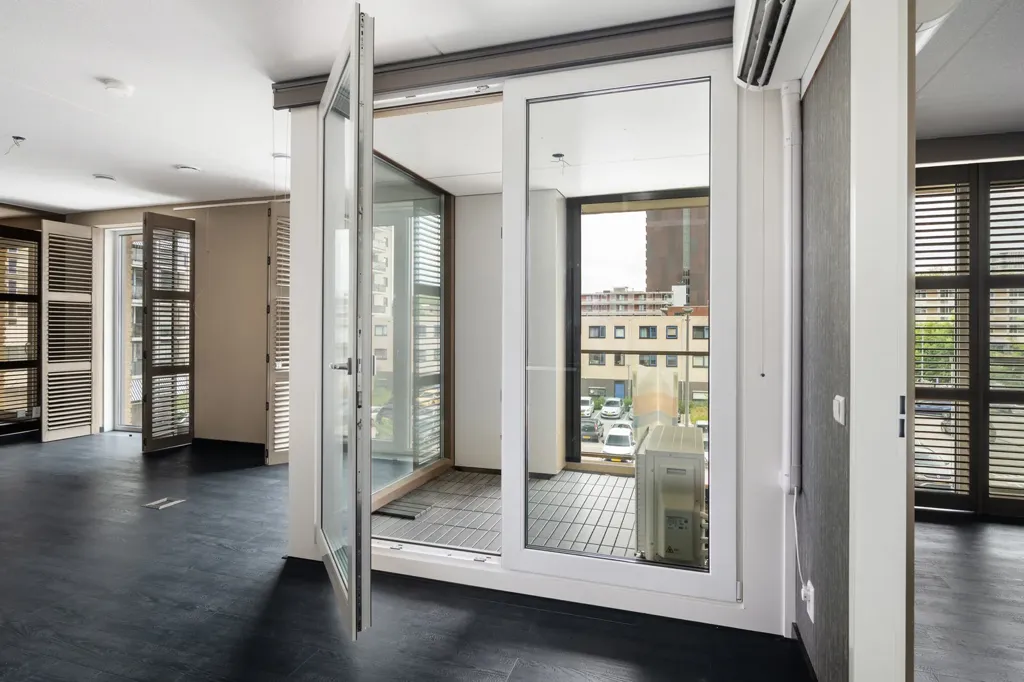Esik - Newly Built Portiekflat with Loggia in Rotterdam