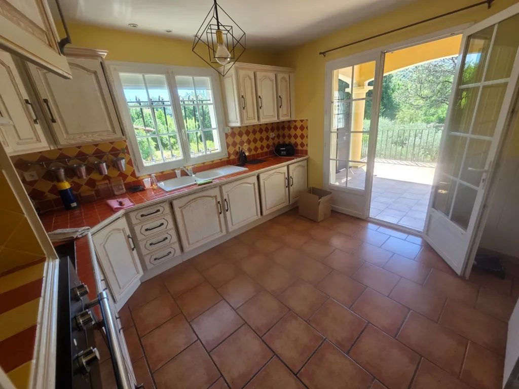Köök - Charming Villa with Terrace in Cendras