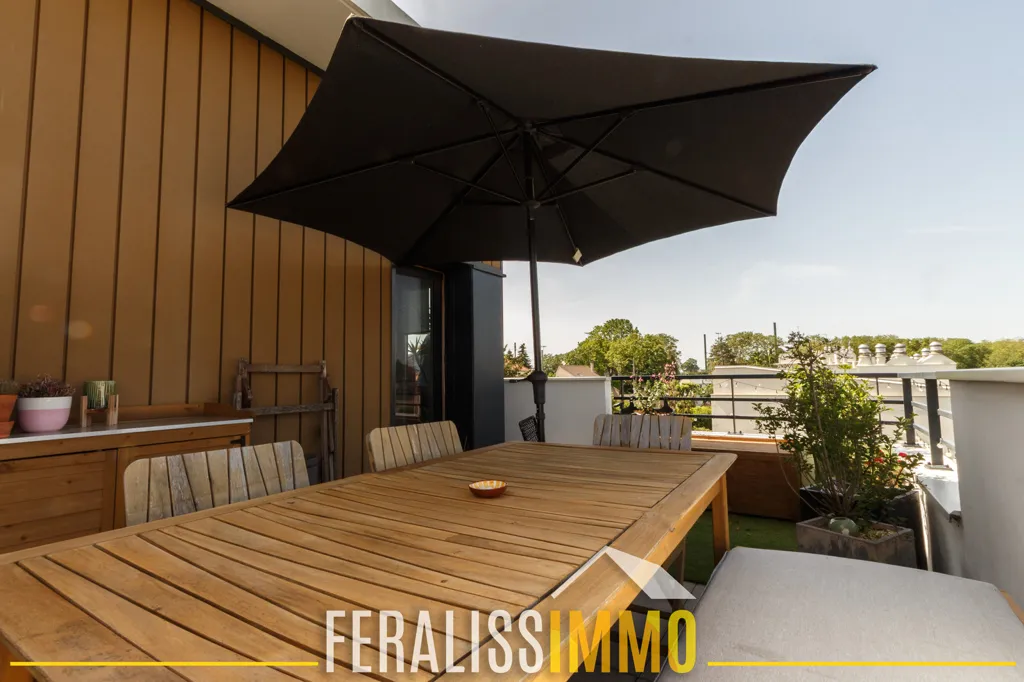 Terrace - Flat with Large Terrace in Sought-After Area