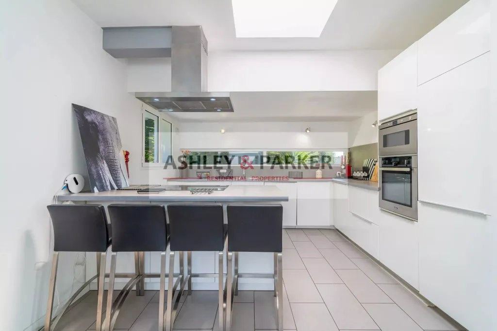 Cocina - Contemporary Villa with Sea View in Le Cannet