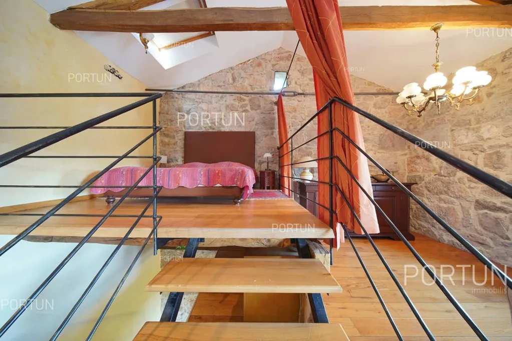 Pièces - Renovated Estate with Panoramic Views in Lupoglav