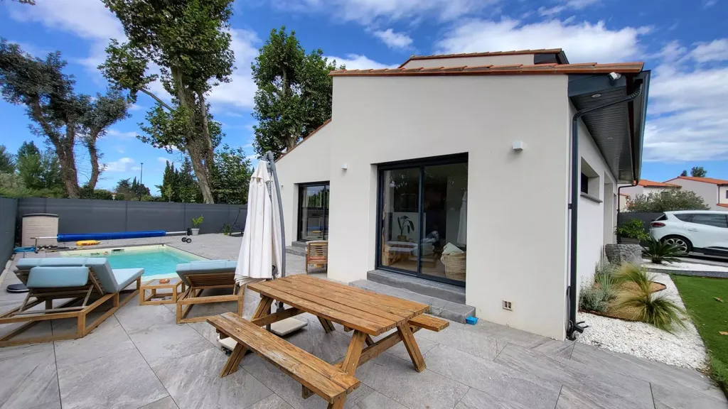 Pool - Contemporary Villa with Pool in Saint-Cyprien