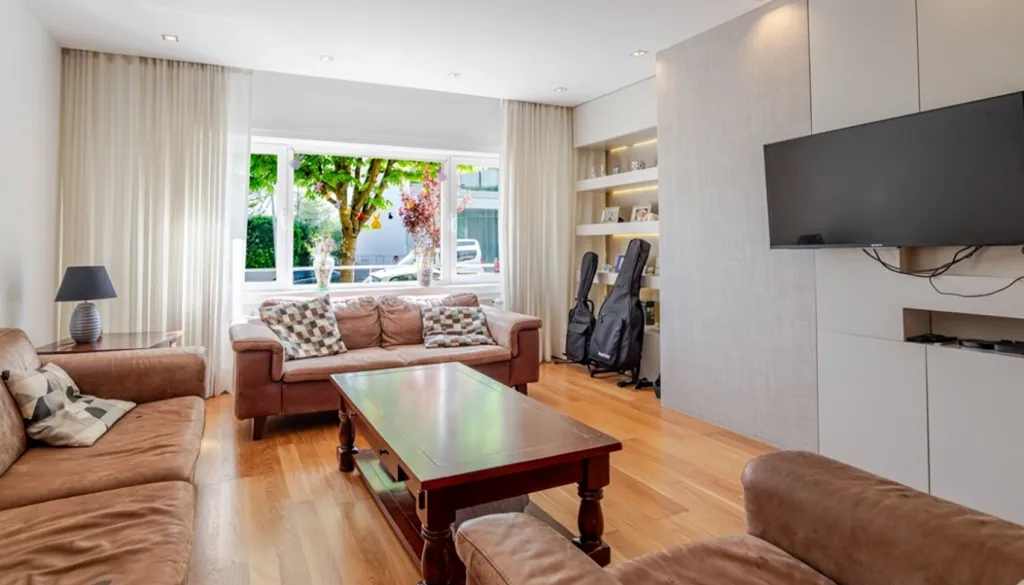 Living Room - Luxury 4-Bedroom Apartment in Foz do Douro