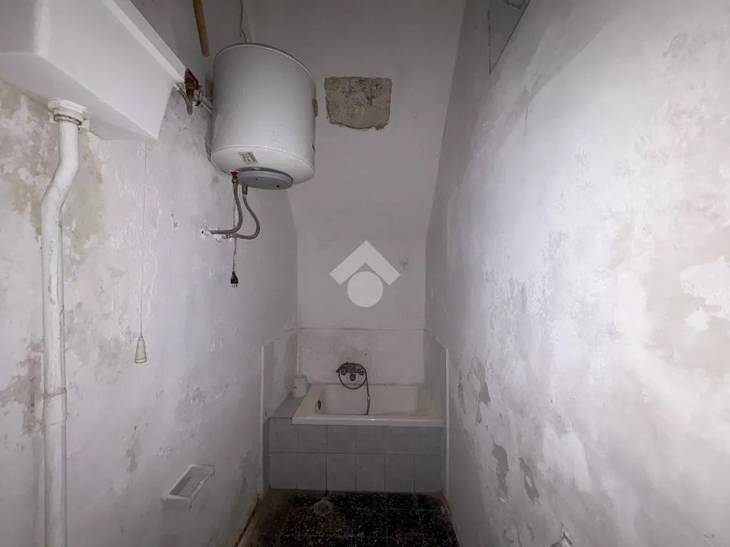 Vannitoad - Restoration-Ready Flat in Brindisi Centre