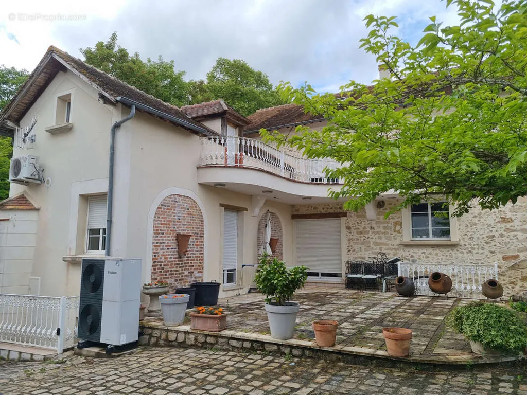 Aed - Large Property with Garden in Bruyères-le-Châtel