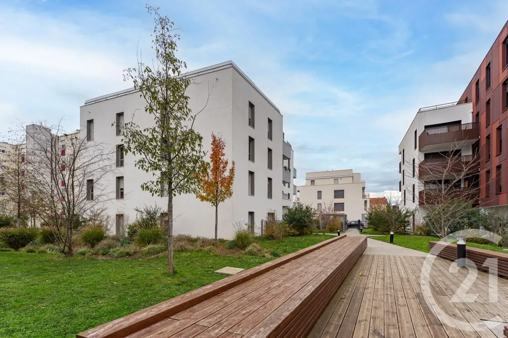 Aed - 4-Bed Flat with Rooftop Terrace in Saint-Priest