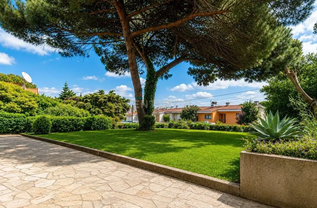 Aed - T6+1 House with Garden in Alfragide Norte
