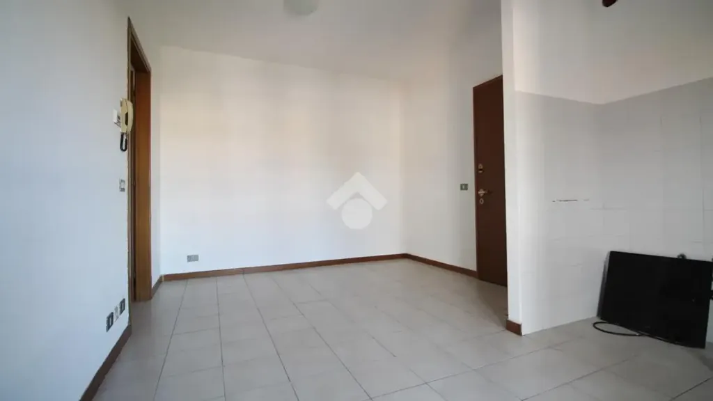 Esik - Apartment with Balcony in Brescia