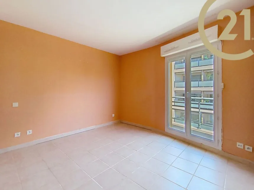 Toad - City Centre Apartment with Terrace in Saint-Raphaël