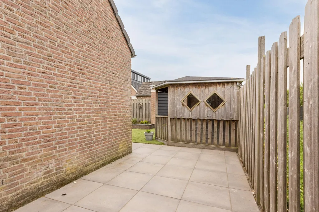 Jardin - Two-Storey House with Pergola in Loosbroek