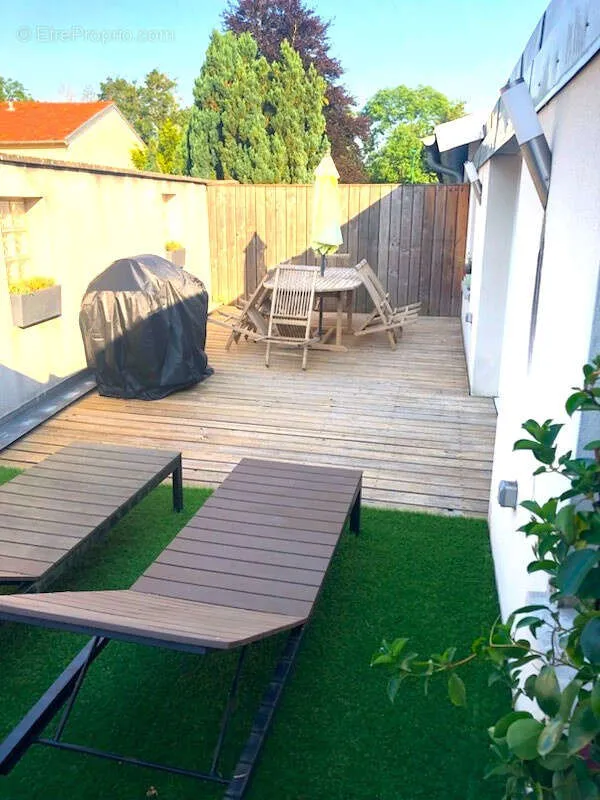 Giardino - Fully-Fitted Ground Floor House with Terraces in Private Close