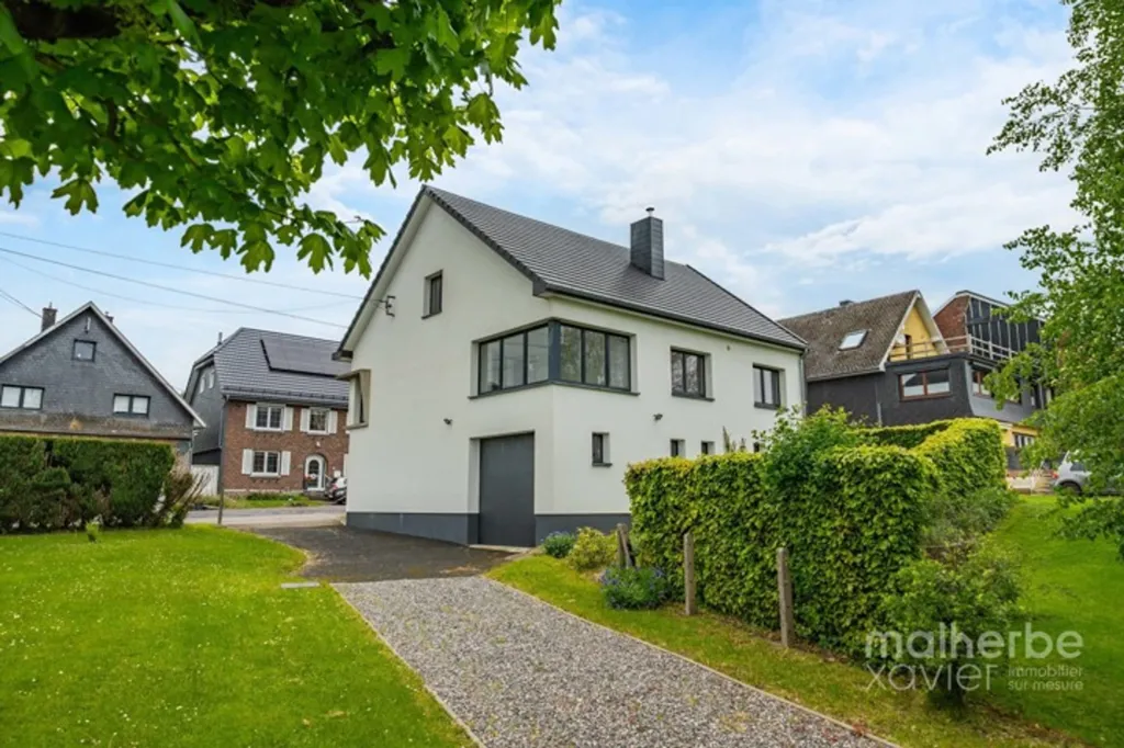 Extérieur - Ensemble Immobilier Rénové avec Habitation et Garages à Elsenborn