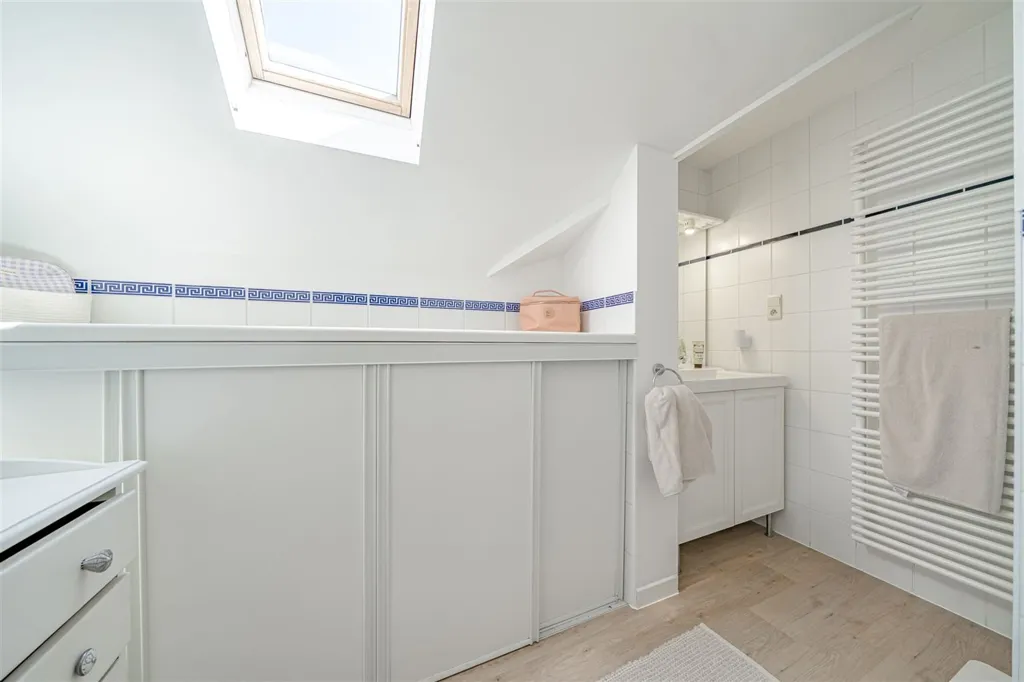 Recent Villa with Pool in Waterloo