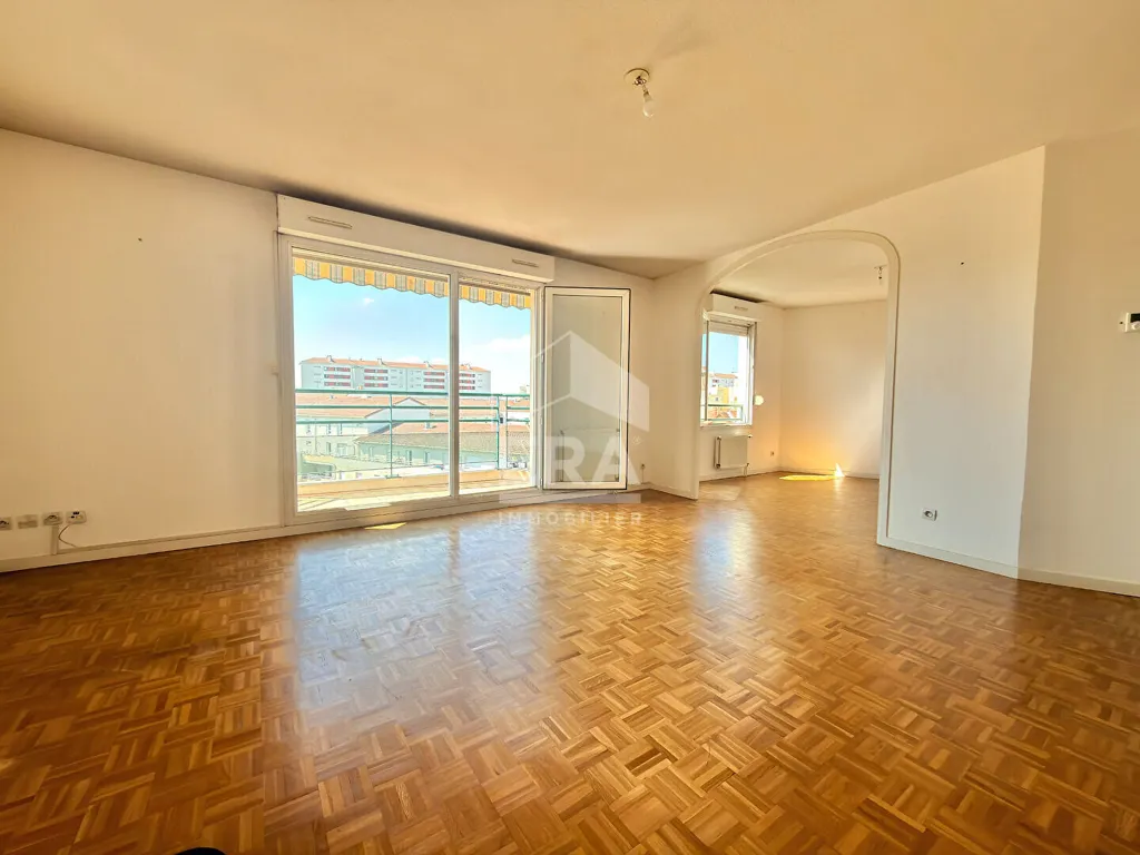 Soggiorno - Apartment with Balcony in Villeurbanne