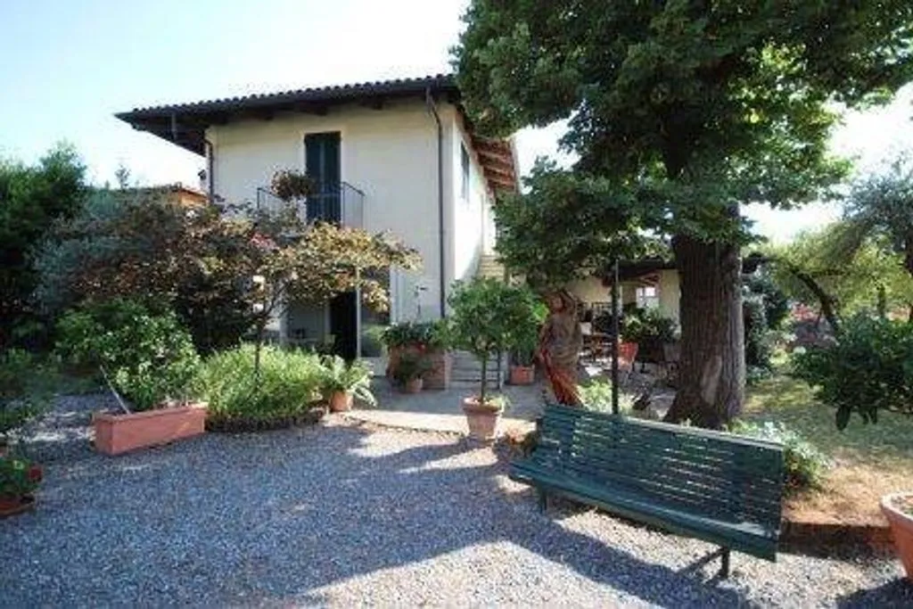 Aed - Historic Farmhouse with B&B in La Morra