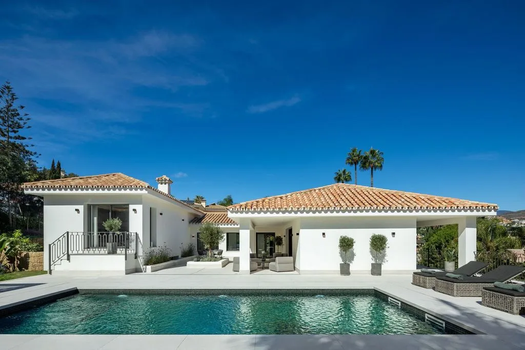 Piscine - Luxury Villa with Pool in Nueva Andalucía