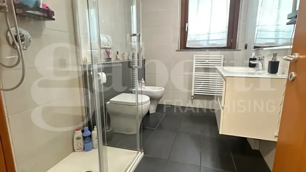 Salles de bain - Modernised 2-Bedroom Apartment in Milan