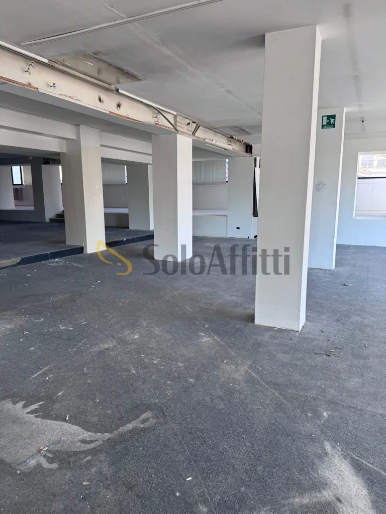 Garaaž - Office with High Visibility in Pescara