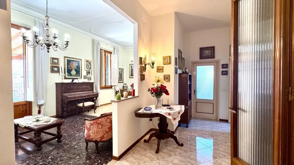 Entrée - Trilocale with Terrace in Central Empoli