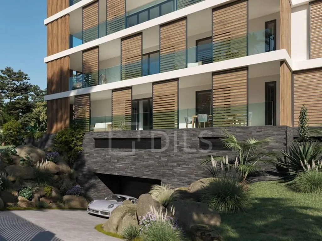 T4 Apartment with Terrace in Parede, Cascais