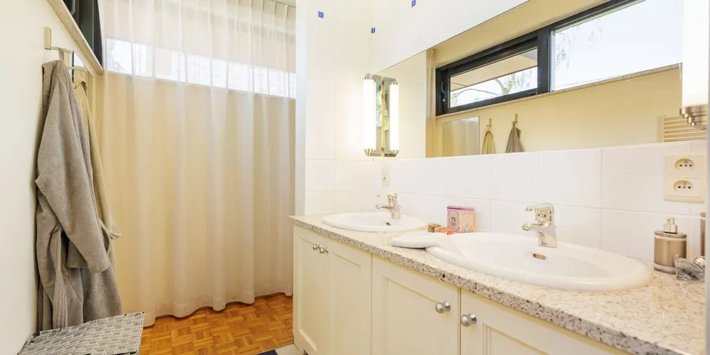 Salles de bain - Maison avec jardin et terrasse couverte à Beerse