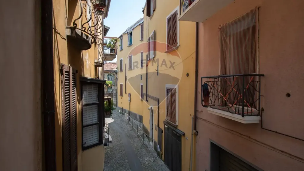 Balcone - Historic Triplex with Balcony in Iseo