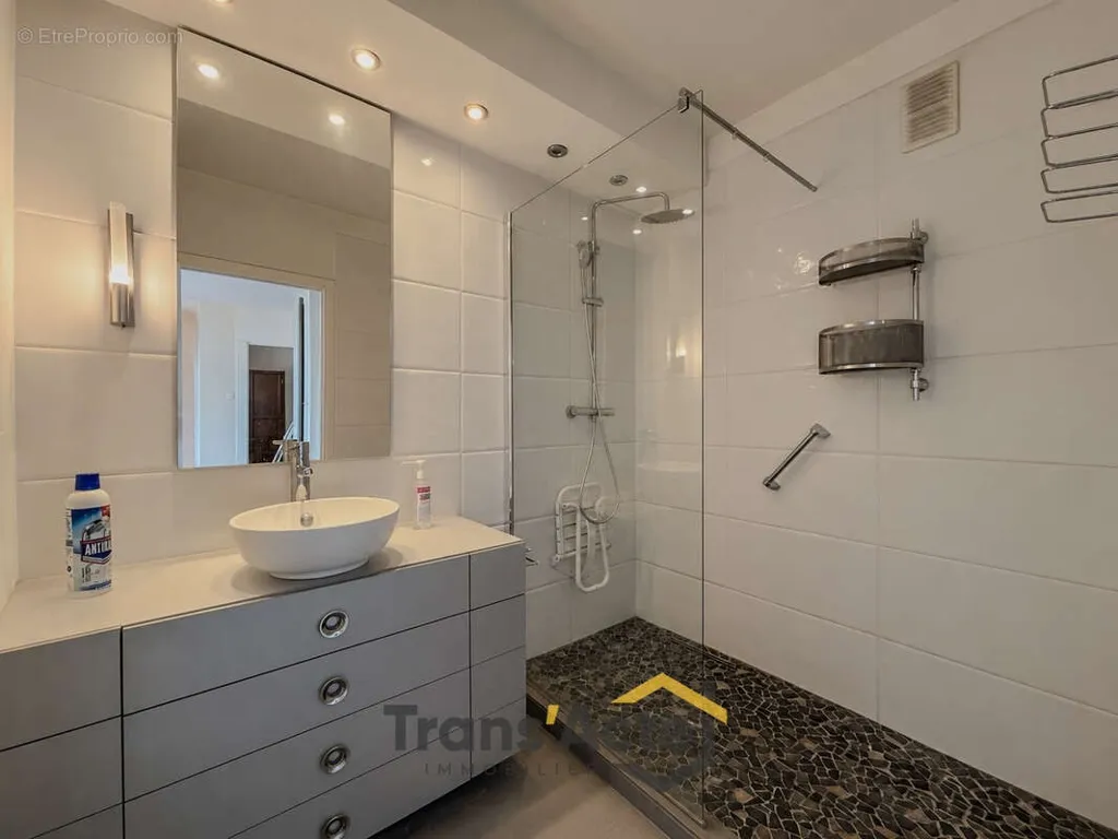 Vannitoad - Bright 3-Bed Flat with Balconies in Loos