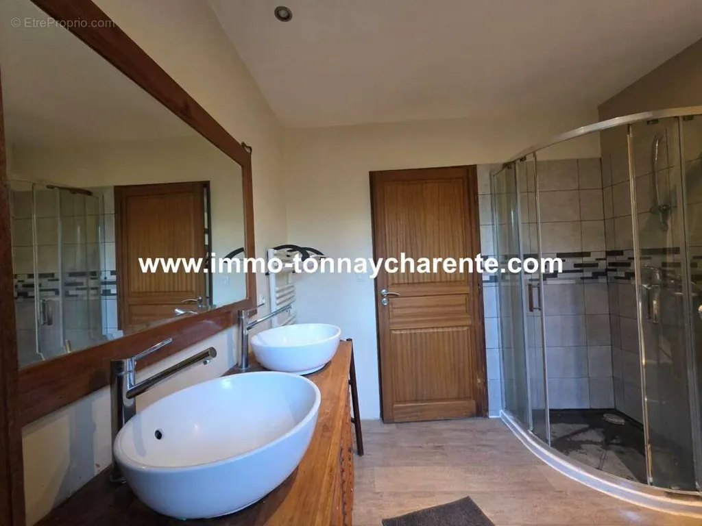Bathrooms - Semi-Detached House with Garden in Tonnay-Charente