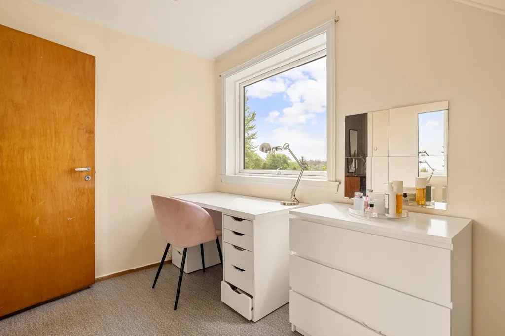 Bureau - Detached House with Garden in Radøy