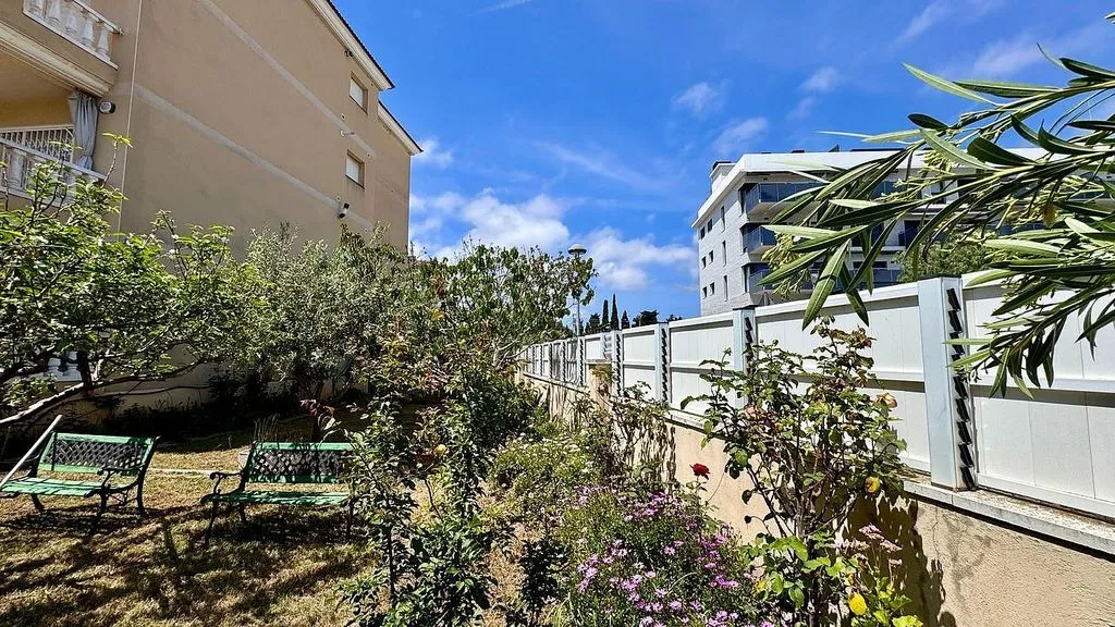 Jardin - Seafront Apartment with Terrace and Pool in Cunidor