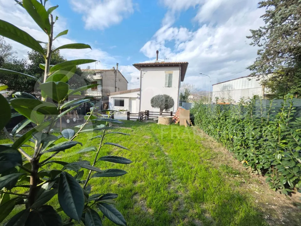 Aed - Rustic Villa with Private Garden in Bastia Umbra