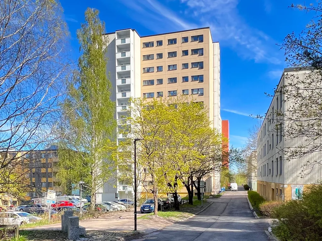 Außenansicht - Bright Corner Flat with Balcony in Koivukylä, Vantaa