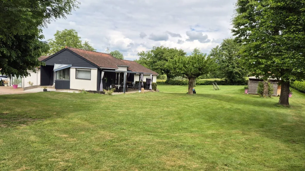 4-toaline maja asukohas Paray-Le-Monial