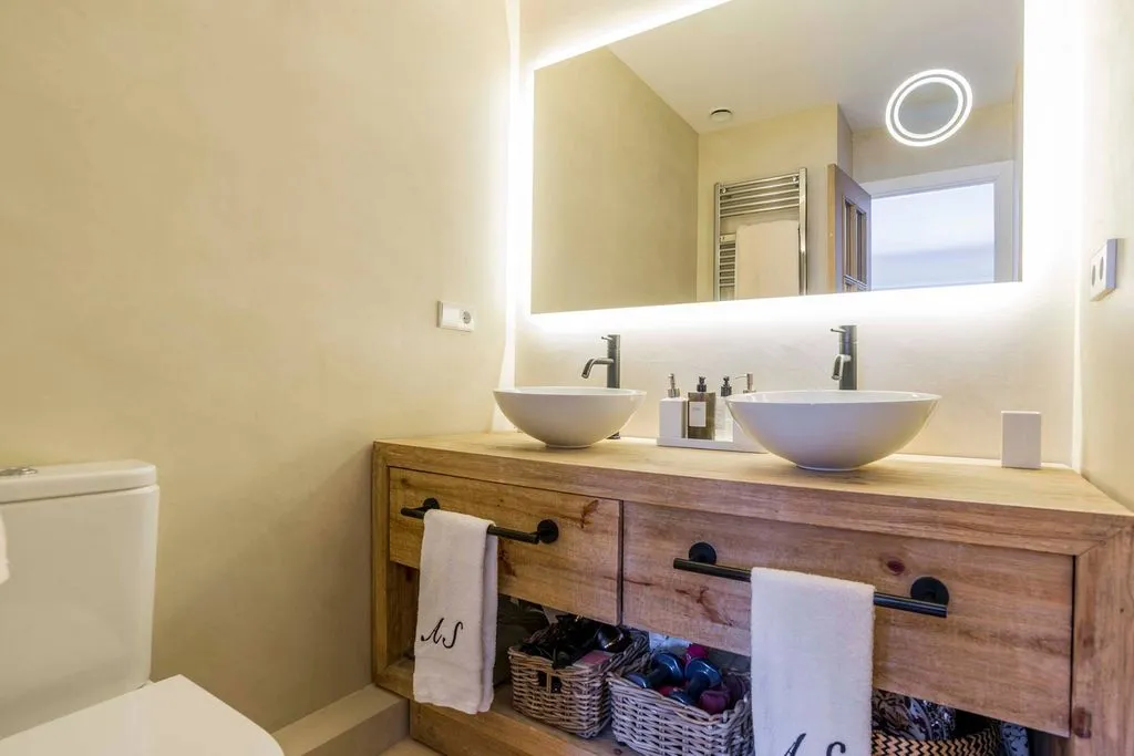 Bathrooms - Apartment with Private Terrace in El Viso, Madrid