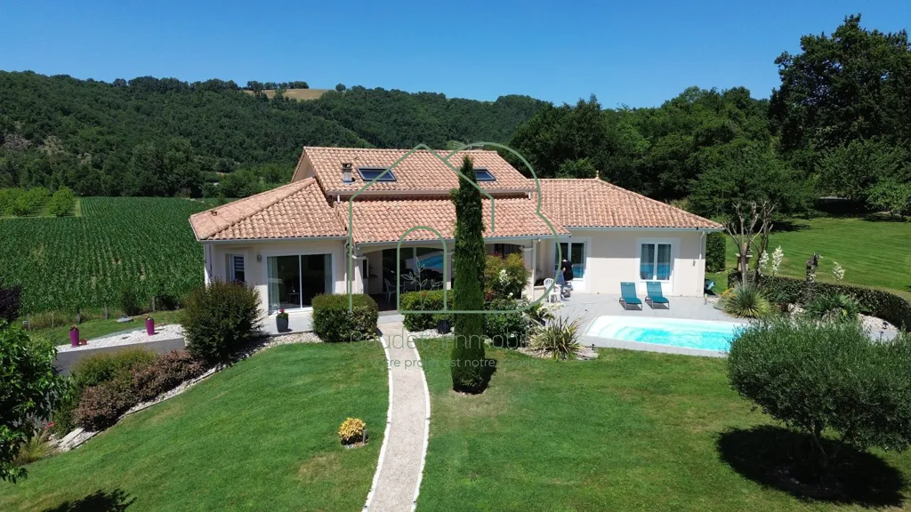 Vue aérienne - Maison Contemporaine avec Piscine à Flagnac
