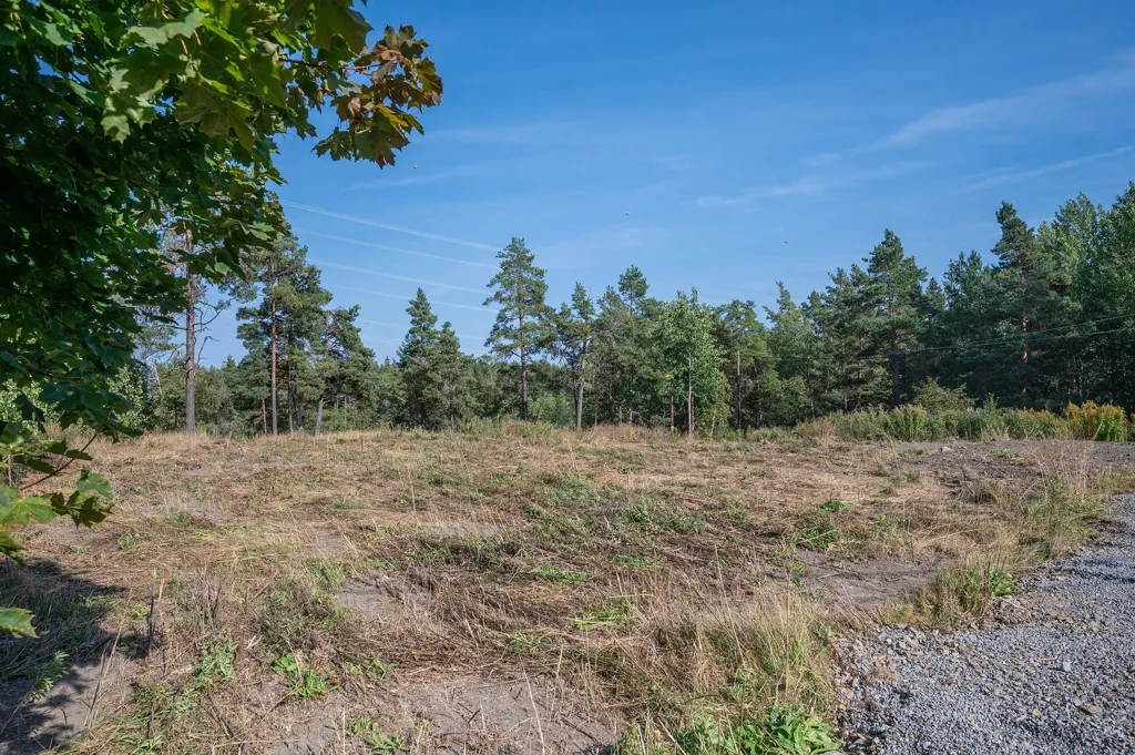 Aed - Corner Plot with Building Potential in Högmora