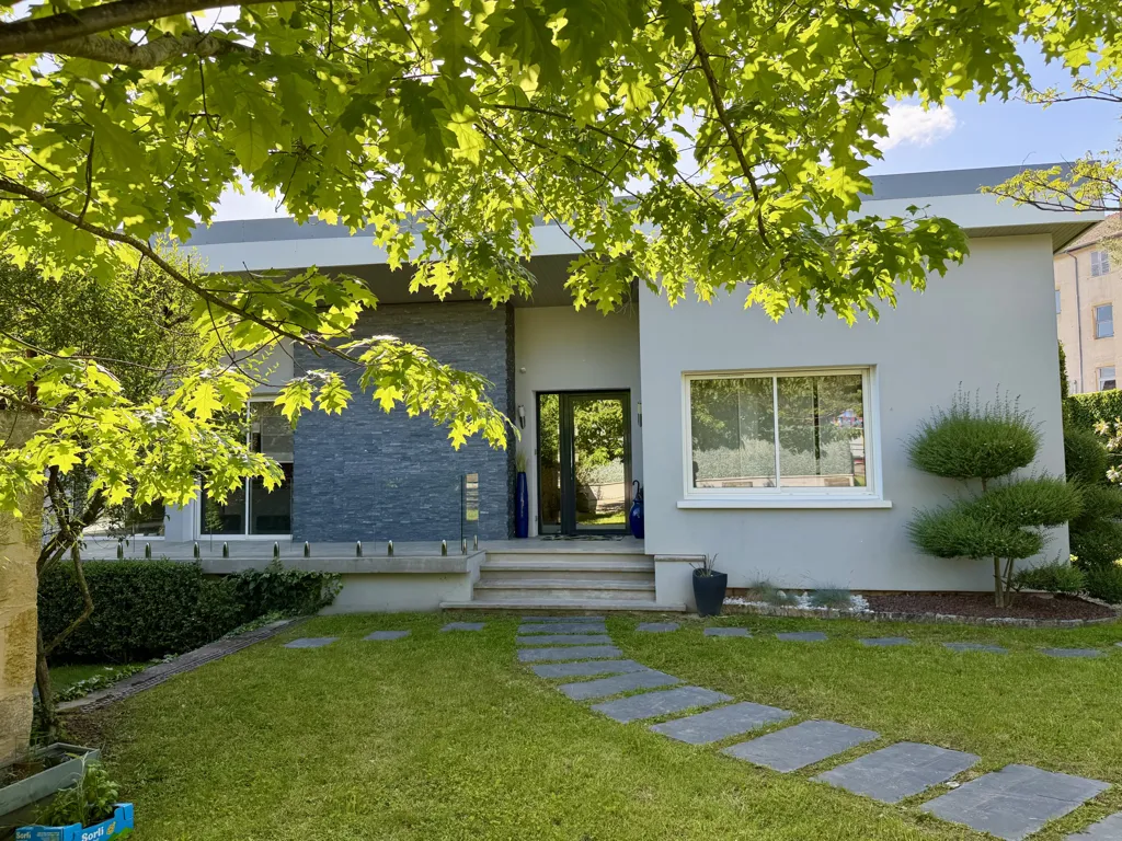 Giardino - Architect-Designed House in Chauffailles Town Centre