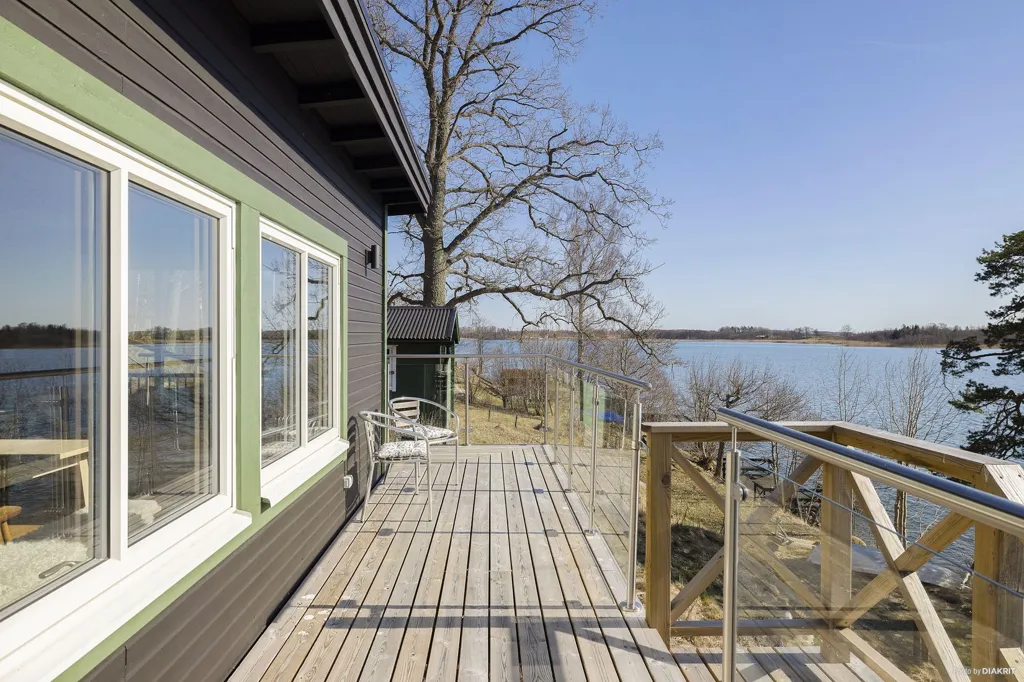 Terrass - Renovated Lakeside Holiday Home in Linköping